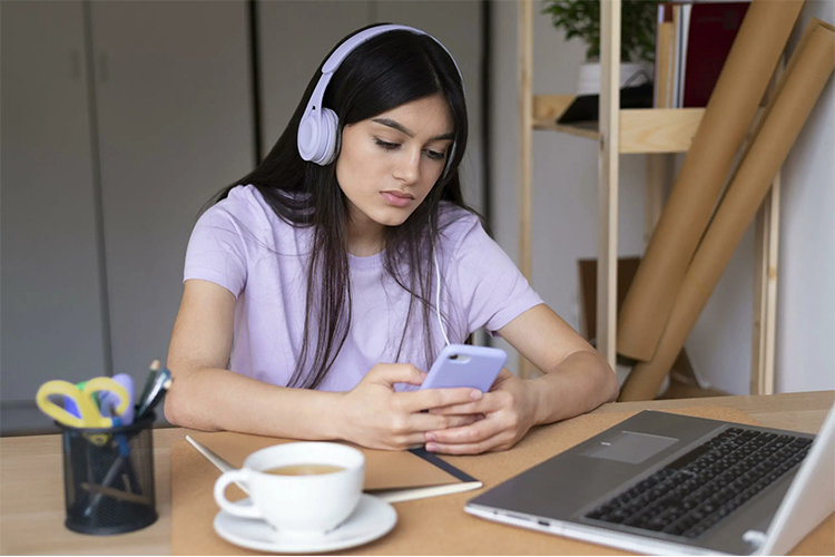 HOW TO AVOID DISTRACTIONS AT WORK