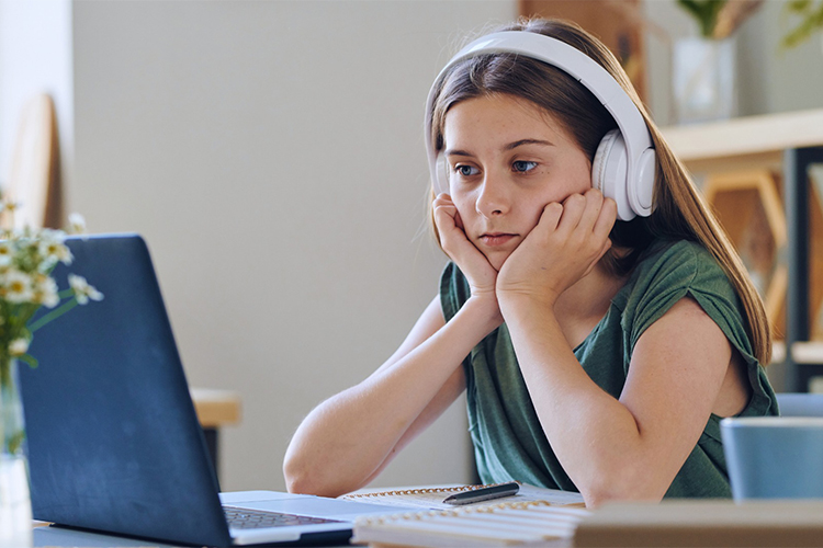 HOW TO AVOID DISTRACTIONS AT WORK